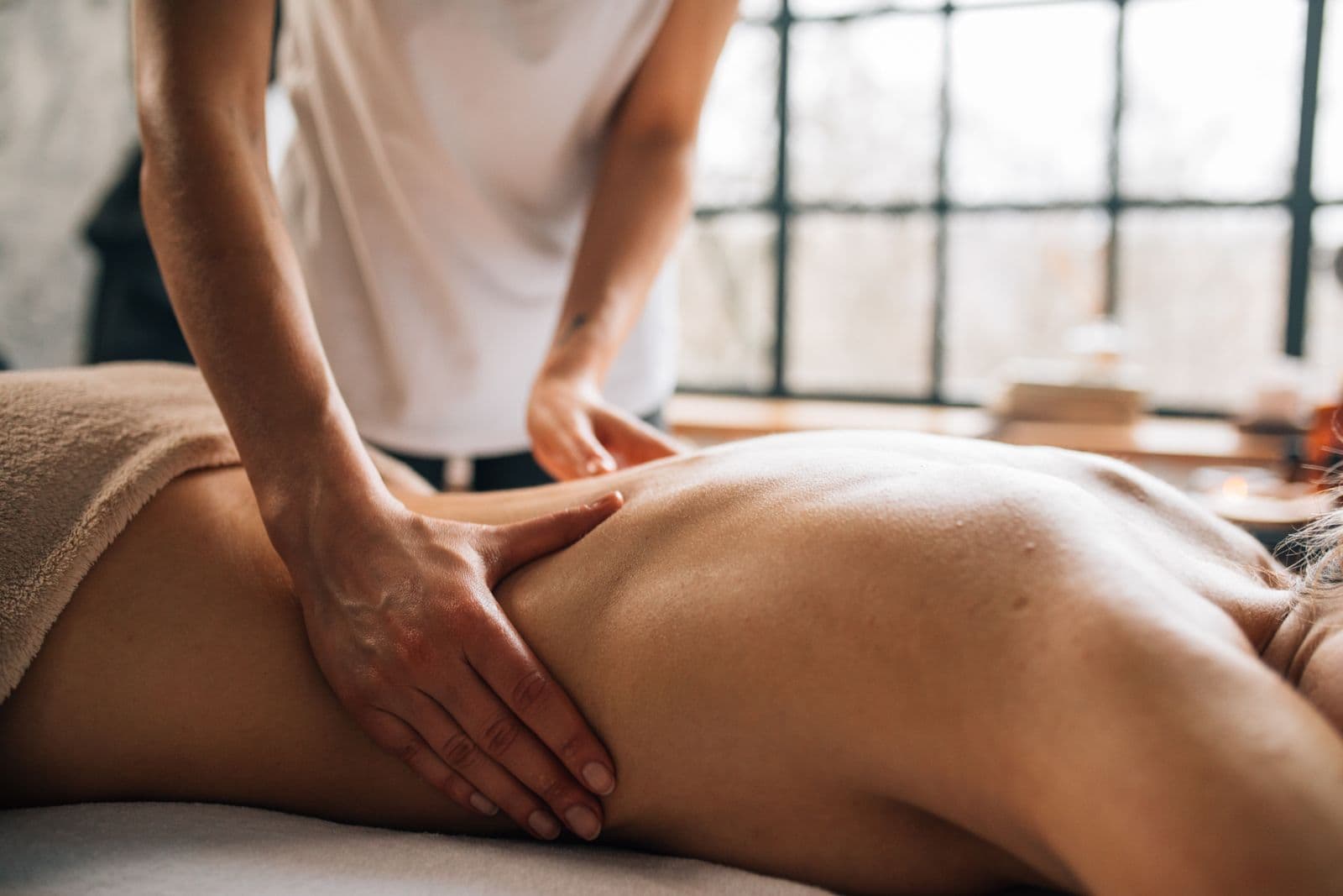 Entspannende Rückenmassage in ruhiger Atmosphäre